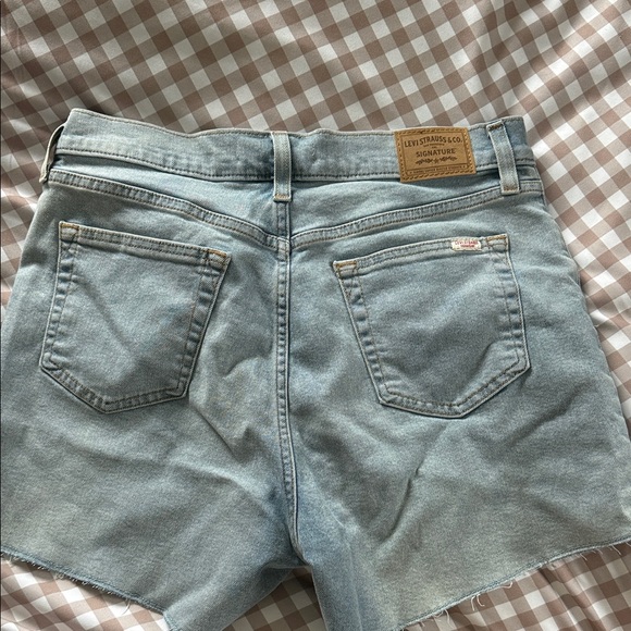 Levi Shorts - Picture 3 of 3